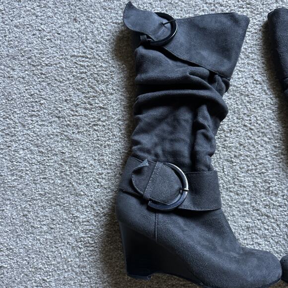 Journee Collection Gray Suede Wedge Zip Up Boots w/Buckle Accents Women’s Size 6 - Picture 3 of 12